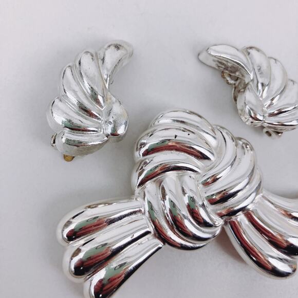 Vintage Lisner Silver Tone Knot Ribbon Brooch Earring Set, MCM 1960's Jewelry - Picture 3 of 10